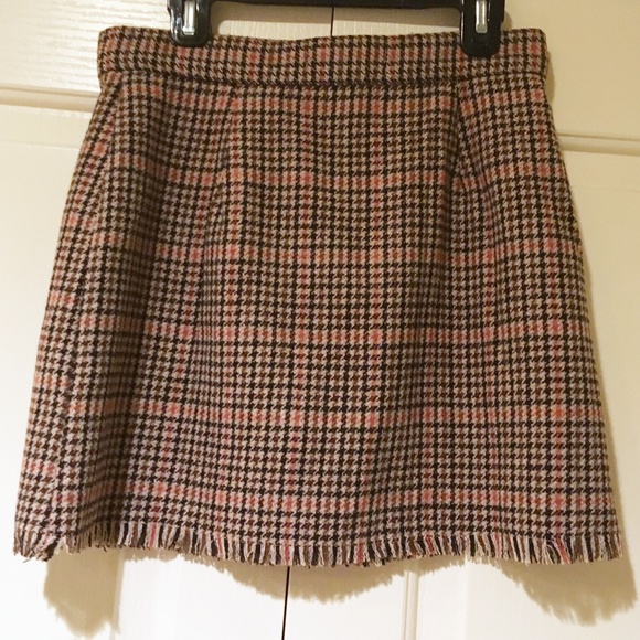 ✨NEW✨ UO Cute Houndstooth Fray Wrap Mini Skirt - Picture 7 of 7